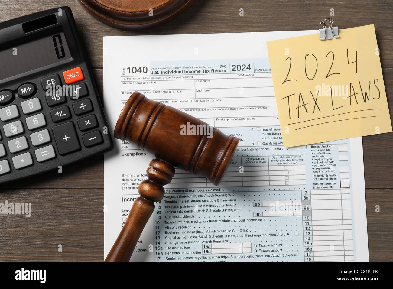 2024 lois fiscales. Composition de pose plate avec note de papier et forme sur table en bois Banque D'Images