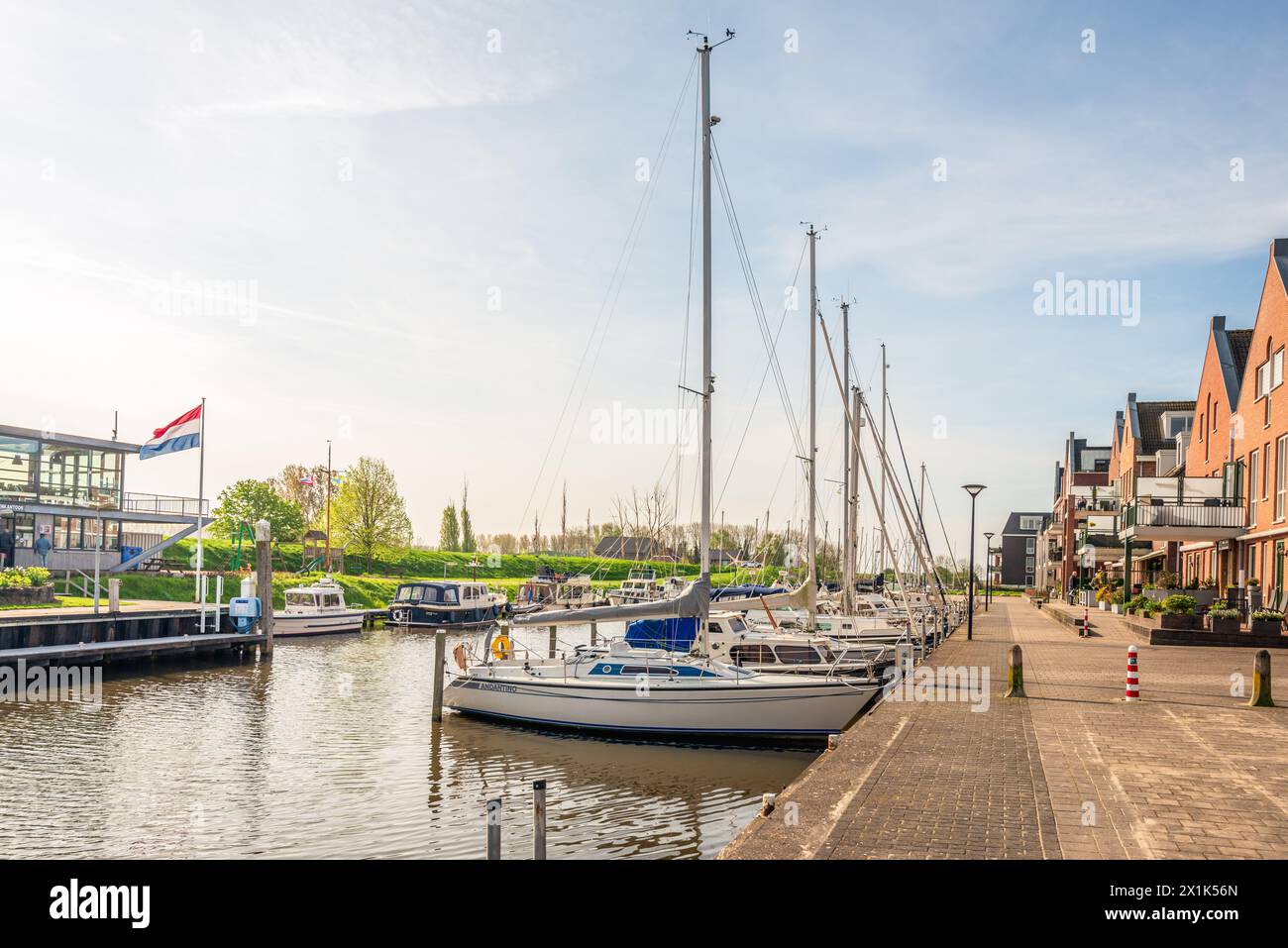 Des yachts à voile et des yachts à moteur sont amarrés dans la marina de WSV Oude-Tonge sur l'ancienne île de Goeree-Overflakkee, en Hollande méridionale. La photo a été prise au début du printemps. ANP / Hollandse Hoogte / Ruud Morijn pays-bas Out - belgique Out Banque D'Images