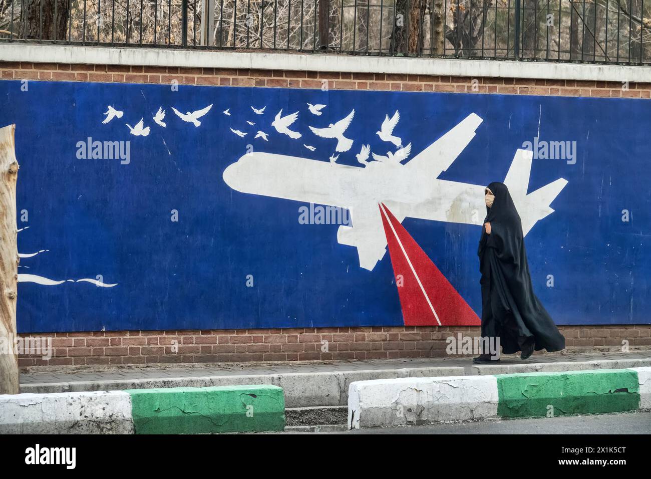 Téhéran, Iran- 14 janvier 2023 : colombe de la paix (avion). Manifestation de protestation contre les États-Unis Banque D'Images