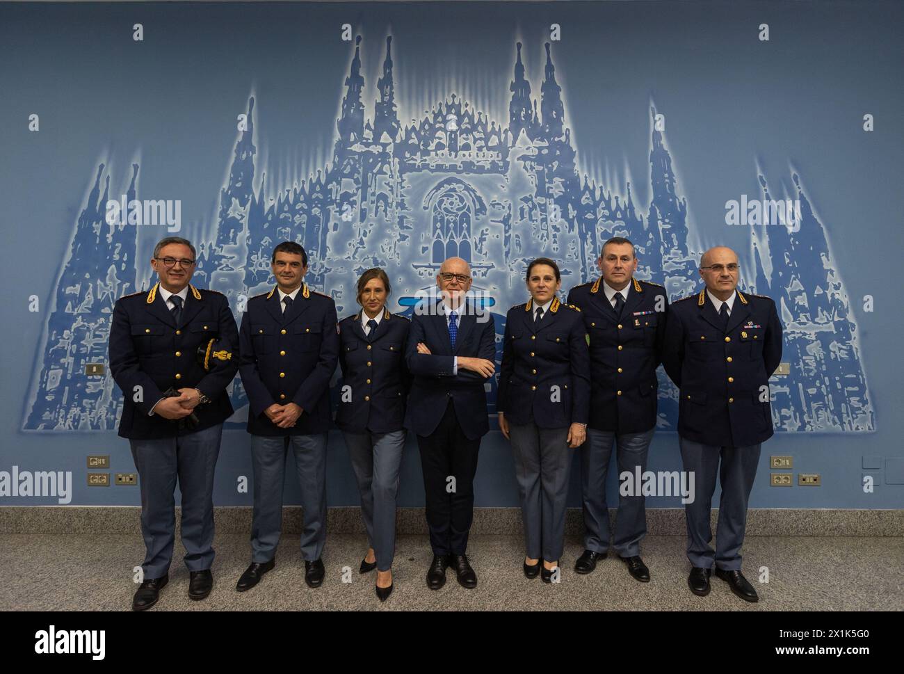 Da sinistra Nunzio trace Dirigente Polfer, Salvatore Anania Dirigente Anticrimine, Tiziana Liguori Dirigente Polizia postale, il Questore di Milano Giuseppe Petronzi, Miivia Drazza Dirigente Polaria Linate, Paolo Di Quattro Polizia Stradale Milano e Roberto Guida Polizia Amministrativa e sociale incontrano la stampa per il resoconto dell'anno di attività della Polizia di Stato - Cronaca - Milano, Italia - Mercoledì, 17 Aprile 2024 (foto Stefano Porta/LaPresse) le commissaire de police de Milan Giuseppe Petronzi rencontre la presse pour le rapport sur l'année d'activité de la police d'Etat - Nouveau Banque D'Images
