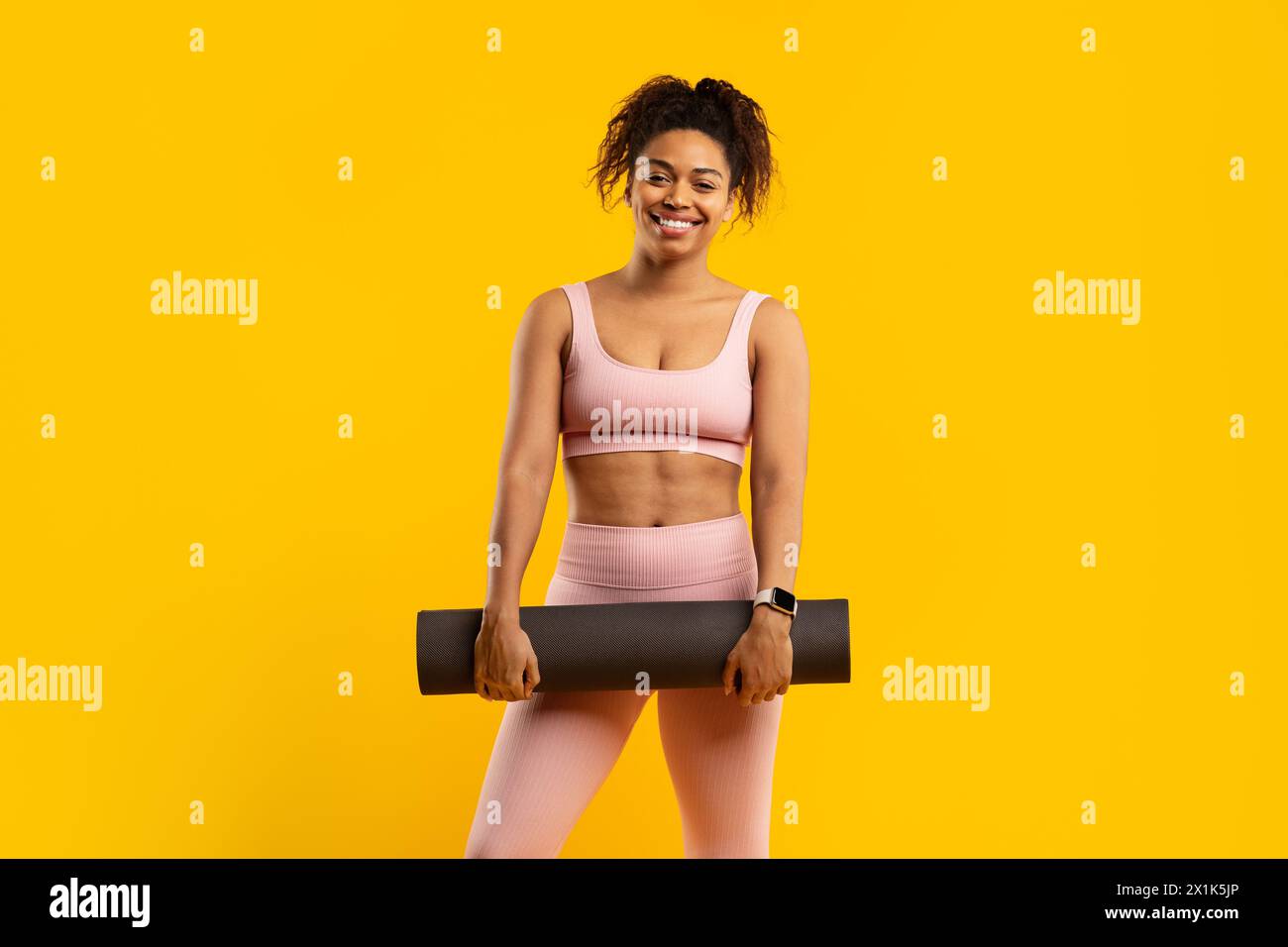 Heureuse femme afro-américaine prête pour la pratique du yoga Banque D'Images