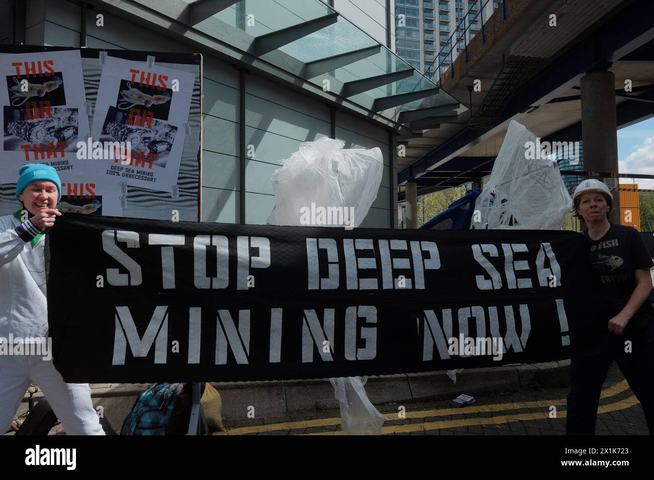 Ocean Rebellion (OR) organise un concert de protestation contre un sommet minier en haute mer au Hilton de Canary Wharf, soulignant ses effets néfastes sur la vie marine. L'exploitation minière en haute mer, qui consiste à extraire des «nodules de manganèse» des fonds marins pour les utiliser dans des technologies vertes, est considérée comme causant des dommages importants à l'environnement. Il prive les fonds marins de toute vie, libère des panaches de sédiments et crée du bruit qui désoriente les animaux marins. La pollution sonore causée par l'exploitation minière en haute mer est des centaines de fois plus forte qu'un lancement de fusée spatiale. Un permis d'exploitation minière en haute mer dépouillerait un fond marin d'un tiers de la taille de Belgiu Banque D'Images