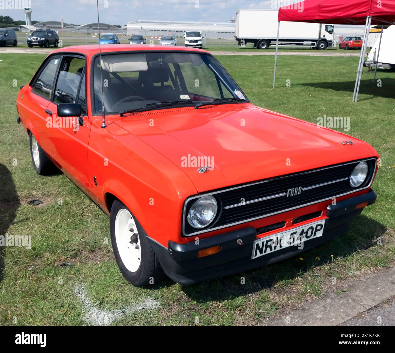 Vue de face d'une voiture de rallye Red, 1976, Ford Escourt MkII, exposée au salon de l'automobile britannique de 2023 Banque D'Images