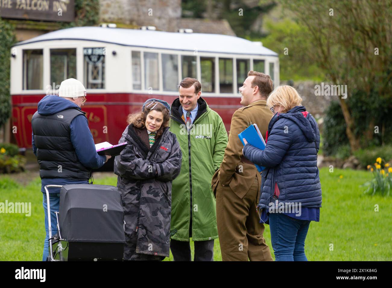 Arcliffe, Yorkshire du Nord. 17 avril 2024. L'acteur Callum Woodhouse est repéré sur le plateau de toutes les créatures grandes et petites. Il a été absent pendant la série 4 mais a été vu filmer sur place dans les Yorkshire Dales aux côtés des co-stars Nicholas Ralph (James Herriot) et Rachel Shenton (Helen Herriot). Il porte maintenant une moustache et un uniforme militaire. © Tom Holmes Photography / Alamy Live News. Banque D'Images