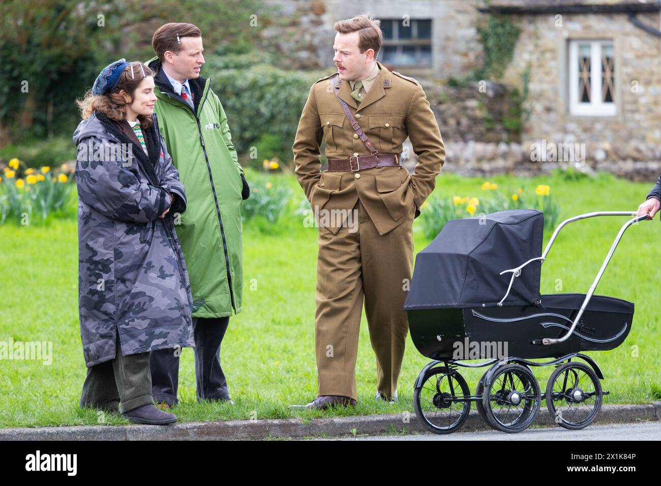 Arcliffe, Yorkshire du Nord. 17 avril 2024. L'acteur Callum Woodhouse est repéré sur le plateau de toutes les créatures grandes et petites. Il a été absent pendant la série 4 mais a été vu filmer sur place dans les Yorkshire Dales aux côtés des co-stars Nicholas Ralph (James Herriot) et Rachel Shenton (Helen Herriot). Il porte maintenant une moustache et un uniforme militaire. © Tom Holmes Photography / Alamy Live News. Banque D'Images