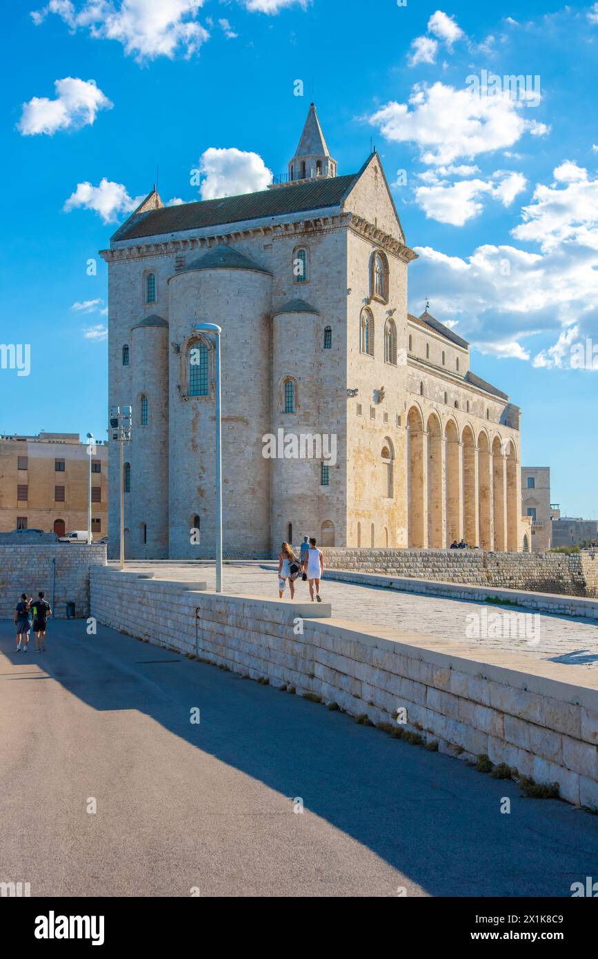 La belle cathédrale romane Basilique de San Nicola Pellegrino, à Trani. Cathédrale sur la mer. Banque D'Images