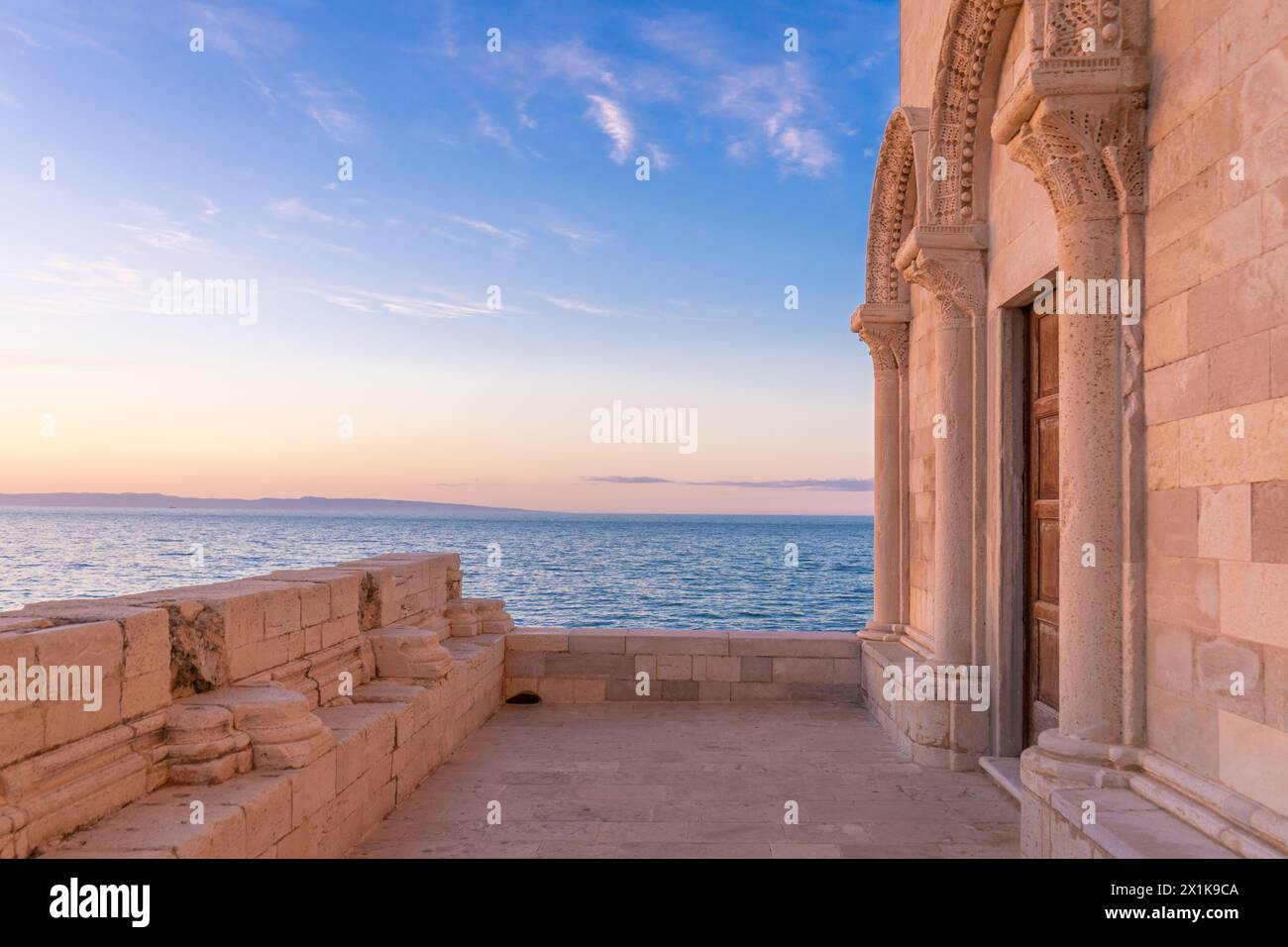 La belle cathédrale romane Basilique de San Nicola Pellegrino, à Trani. Cathédrale sur la mer. Banque D'Images