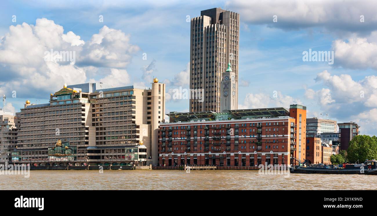 Londres, Royaume-Uni - 29 juin 2010 : bord de mer de la Tamise, rive sud. Sea Containers House, un complexe hôtelier, et oxo Tower, pour dîner, vues. Banque D'Images Londres, Royaume-Uni - 29 juin 2010 : bord de mer de la Tamise, rive sud. Sea Containers House, un complexe hôtelier, et oxo Tower, pour dîner, vues. Banque D'Images
