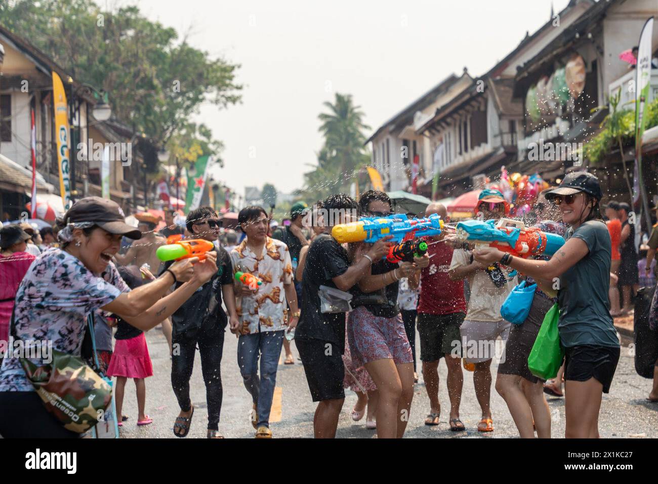 Luang Prabang, Laos. 14 avril 2024. Les gens participent à la célébration du Festival Songkran à Luang Prabang, Laos, le 14 avril 2024. Crédit : Kaikeo Saiyasane/Xinhua/Alamy Live News Banque D'Images