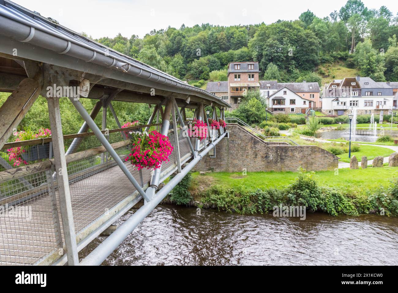 Pont en bois passerelle sur L'Ourthe à la Roche-en-Ardenne, Belgique Banque D'Images