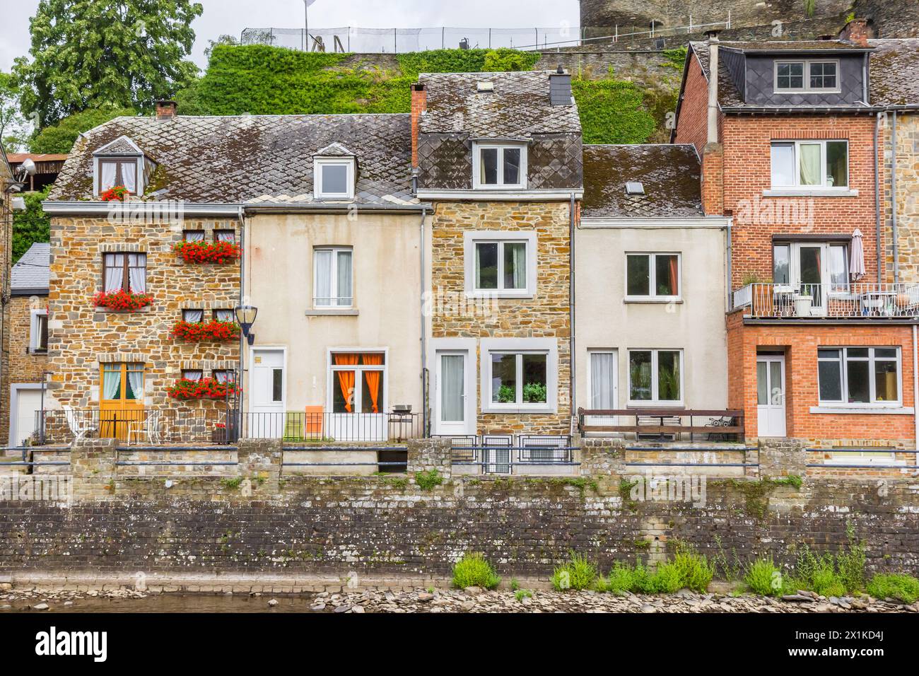 Maisons anciennes sur le quai à la Roche-en-Ardenne, Belgique Banque D'Images