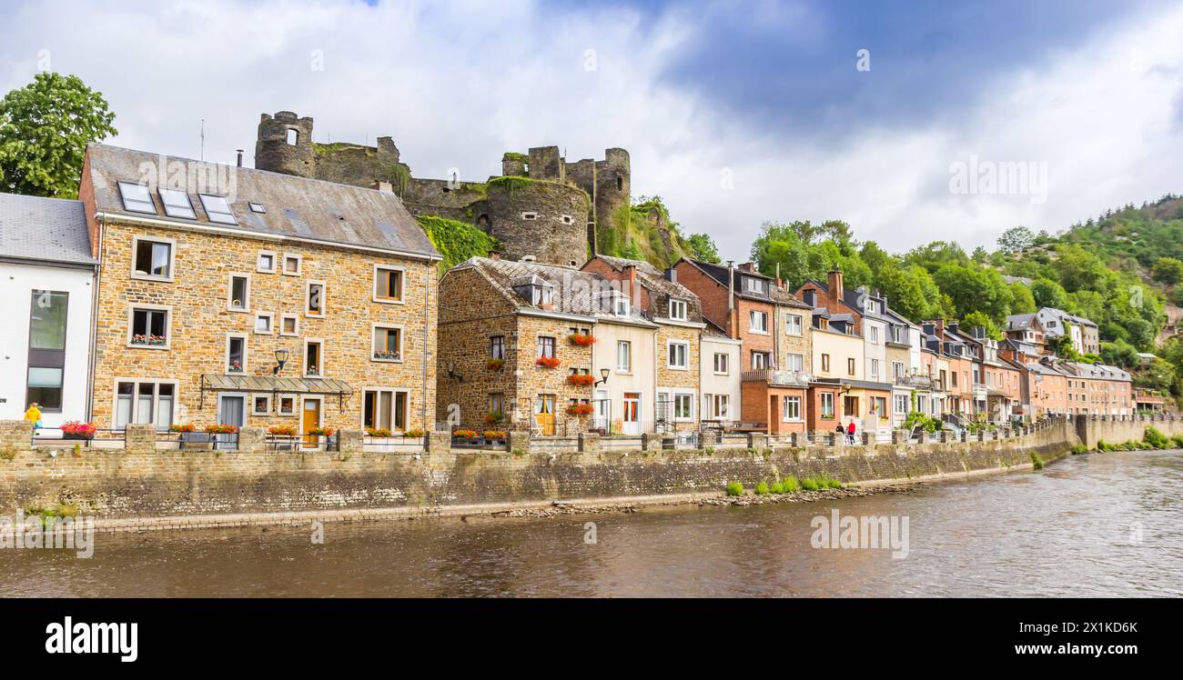 Panorama du château historique sur la colline au-dessus de la rivière à la Roche-en-Ardenne, Belgique Banque D'Images