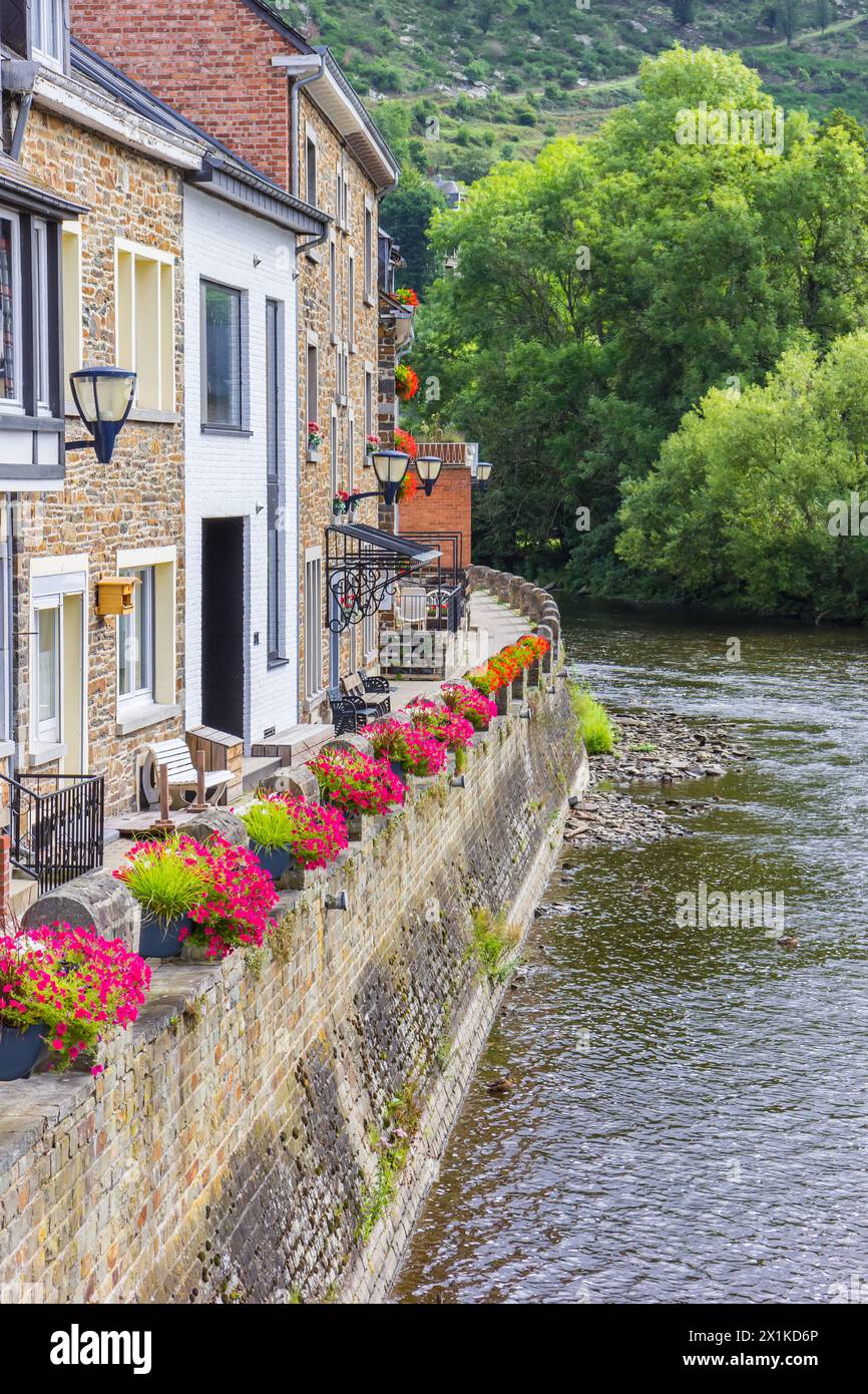 Fleurs sur le quai dans le centre historique de la Roche-en-Ardenne, Belgique Banque D'Images