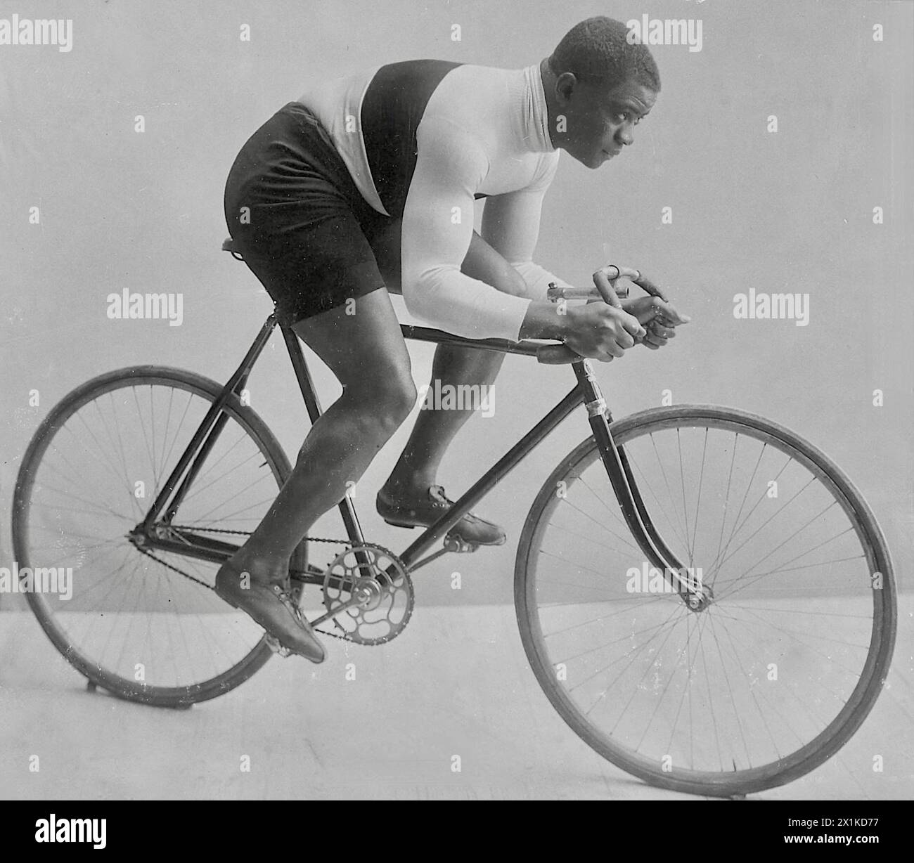Julie's beau photographie du Major Taylor - cycliste professionnel américain. Taylor pourrait être considéré comme le plus grand sprinter américain de tous les temps - c1906 Banque D'Images