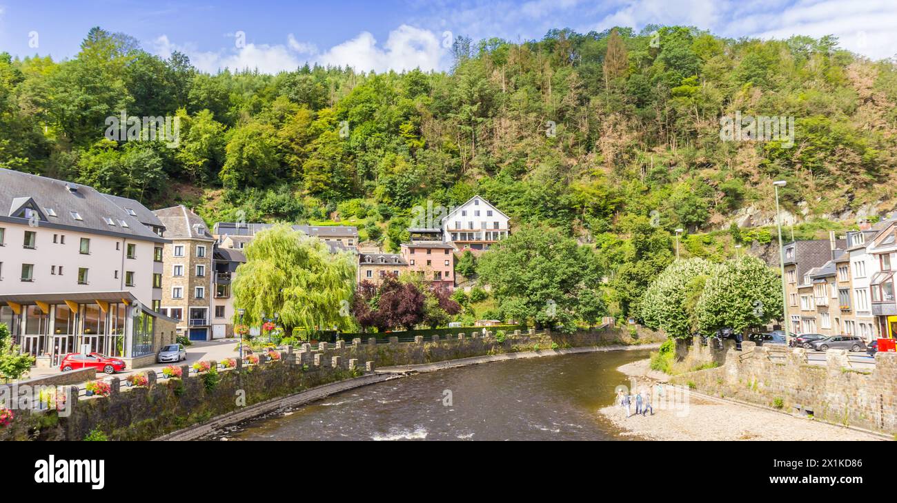 Panorama d'une plage de pierre au riverbend à la Roche-en-Ardenne, Belgique Banque D'Images