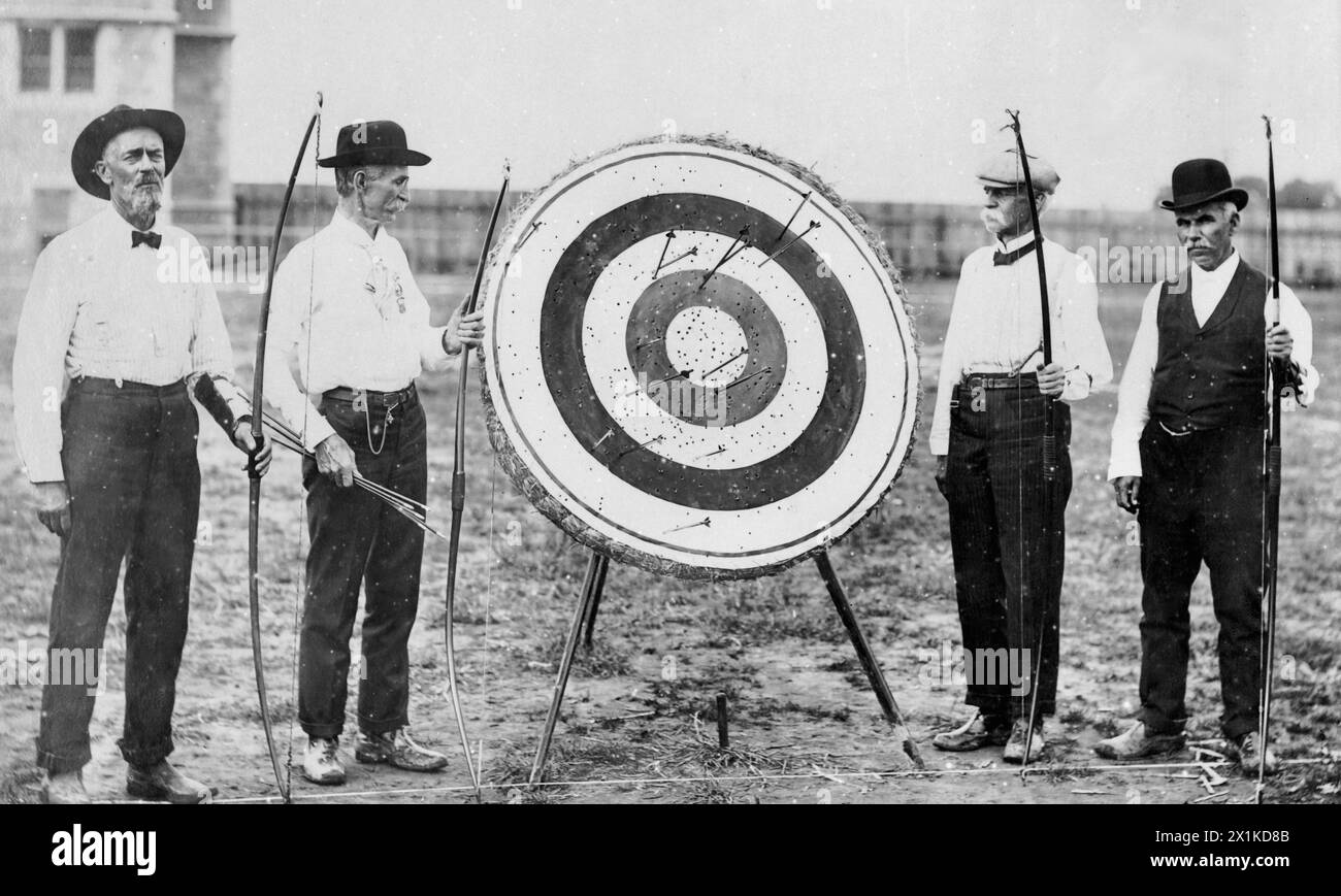 Compétition par équipe du concours national de tir à l'arc aux Jeux olympiques de 1904. Jessie Tarbox Beals (attribué) Banque D'Images