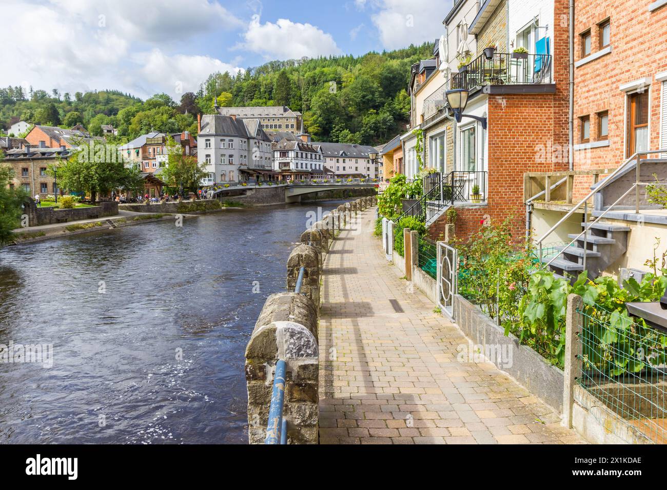 Sentier de randonnée sur la promenade de la rivière à la Roche-en-Ardenne, Belgique Banque D'Images