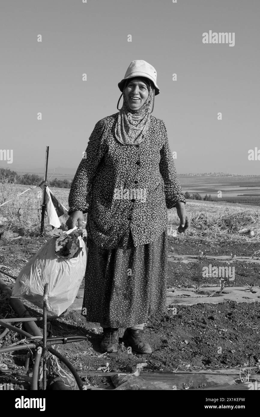Femme agricole arabe se tient debout contre moi dans sa parcelle de légumes en Galilée Banque D'Images