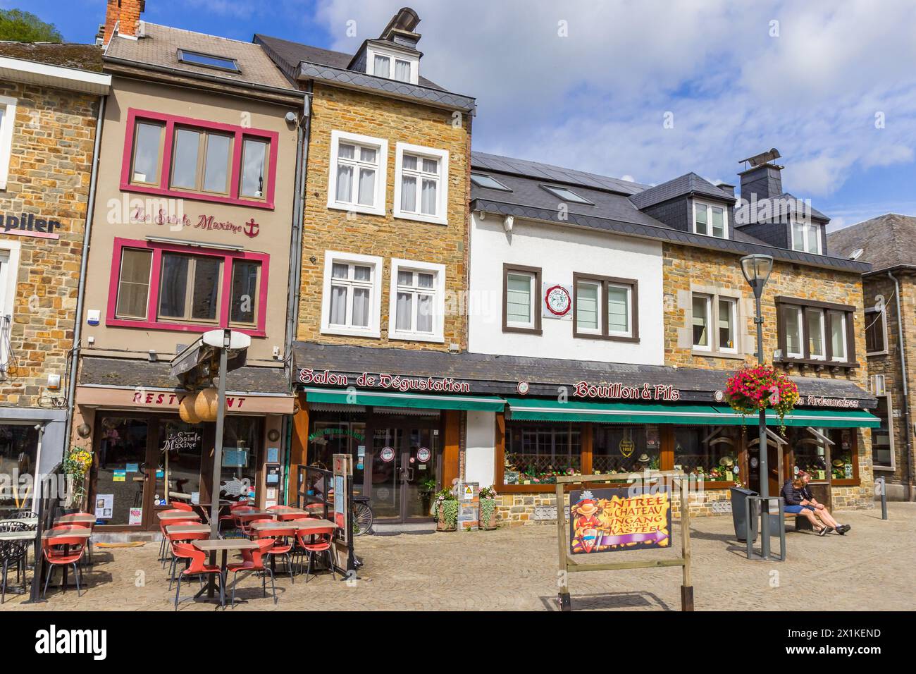 Bars et restaurants sur la place centrale de la Roche-en-Ardenne, Belgique Banque D'Images