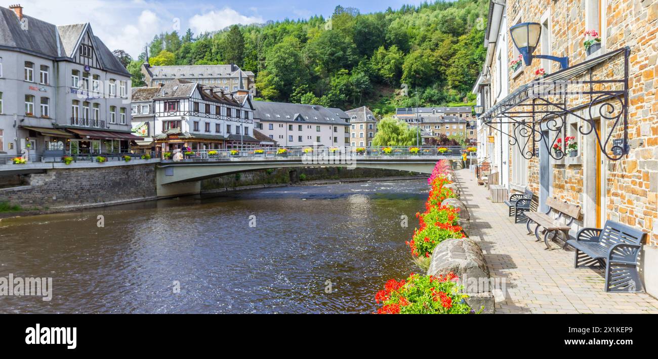Panorama de fleurs rouges sur la promenade de la rivière à la Roche-en-Ardenne, Belgique Banque D'Images