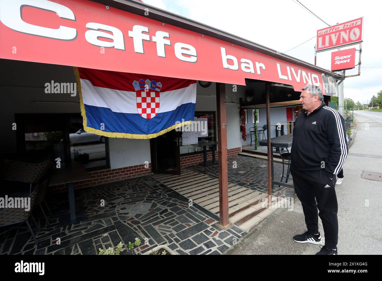 Dugo Selo, Hrvatska. 17 avril 2024. L'un des bureaux de vote inhabituels pour les élections législatives, le 17 avril 2024, était à Dugo Selo, en Croatie. Les citoyens de Kozinscak à Dugo Selo, en raison du manque d'espace approprié, ont voté au bar local caffe Livno. Parce que c'était un bureau de vote, aujourd'hui caffe ne servait pas les invités. Photo : Zeljko Hladika/PIXSELL crédit : Pixsell/Alamy Live News Banque D'Images