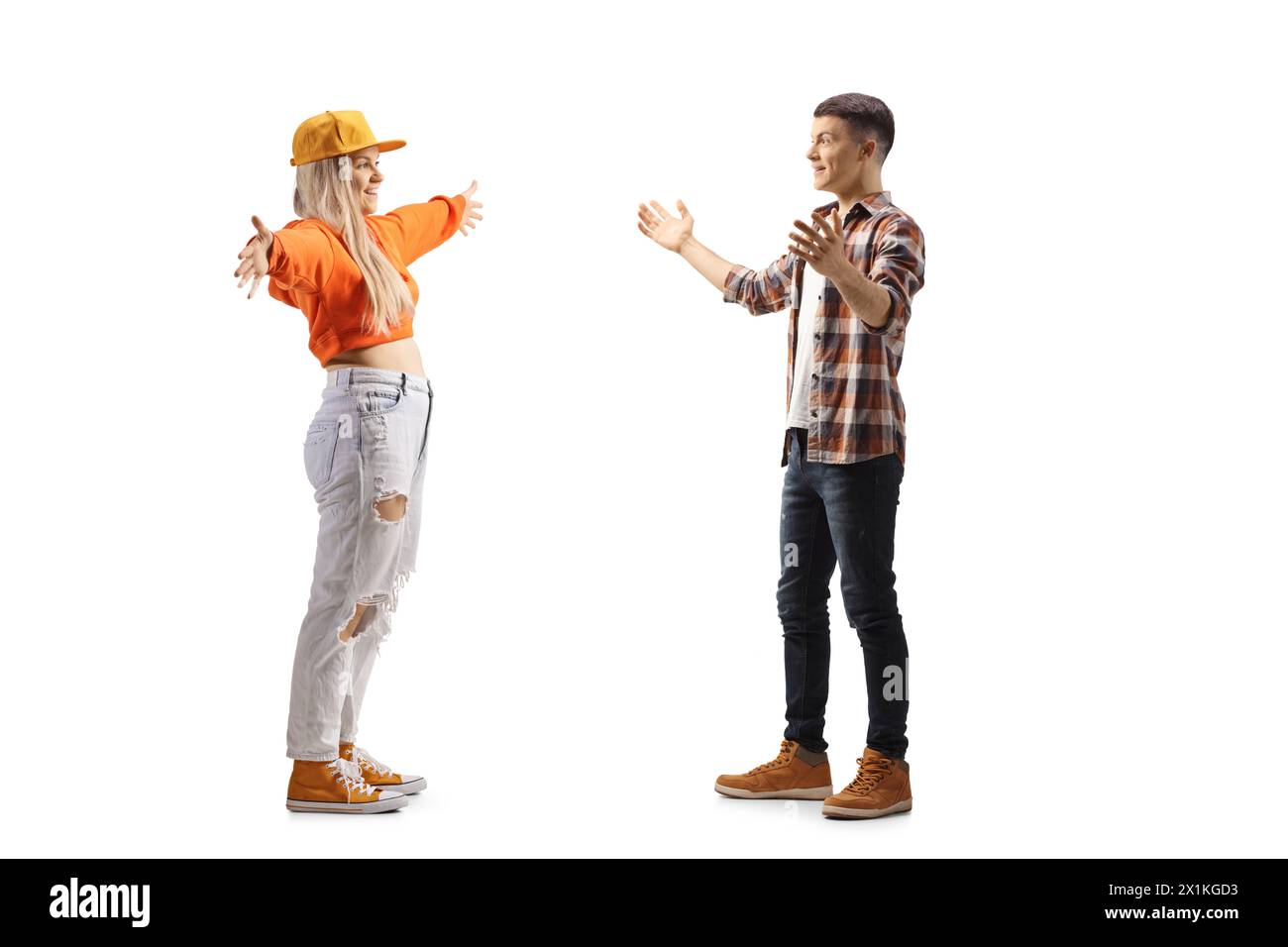 Plan de profil pleine longueur d'une jeune femme rencontrant un ami masculin isolé sur fond blanc Banque D'Images