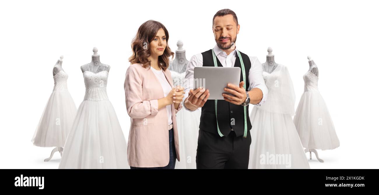 Mariée à choisir une robe de mariée avec un designer de mode masculin isolé sur fond blanc Banque D'Images