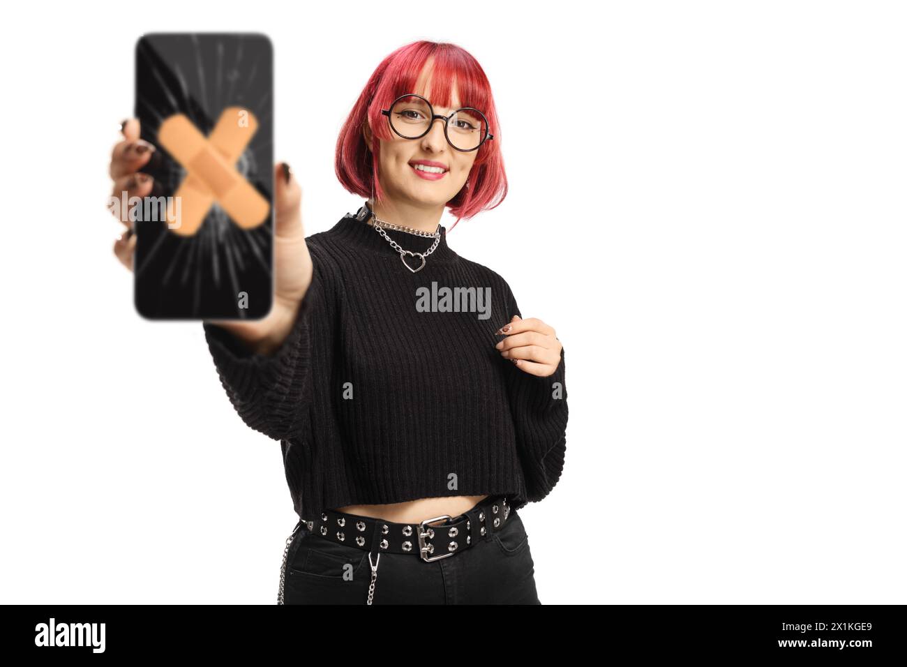 Jeune femme tenant un smartphone avec un écran cassé fixé avec du ruban adhésif isolé sur fond blanc Banque D'Images