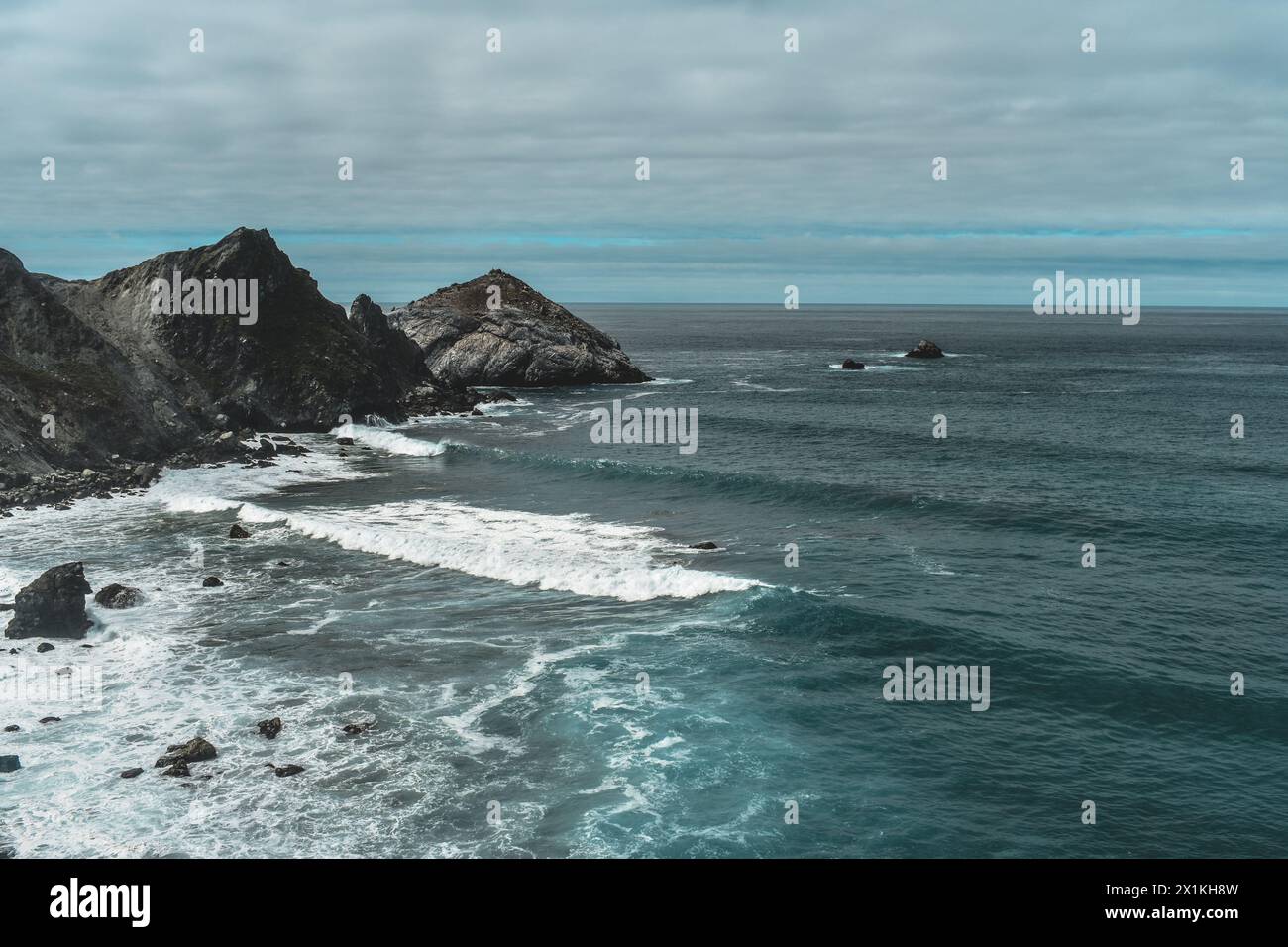 Rochers et eau le long de la Pacific Coast Highway en Californie Banque D'Images