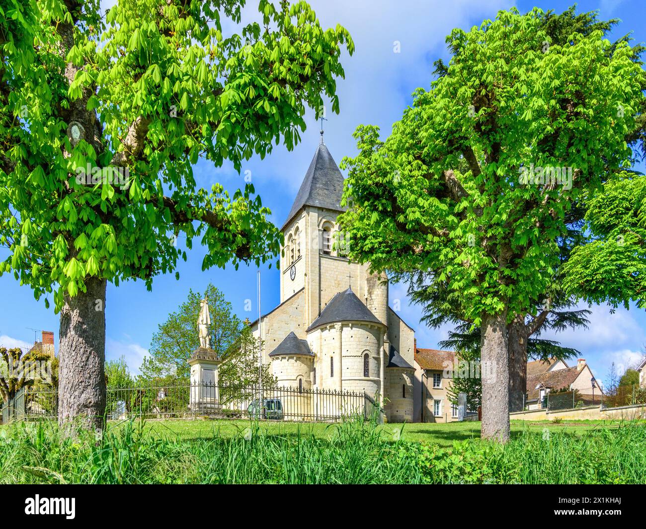 Récemment nettoyée en pierre église de Bossay-sur-Claise, Indre-et-Loire (37), France. Banque D'Images