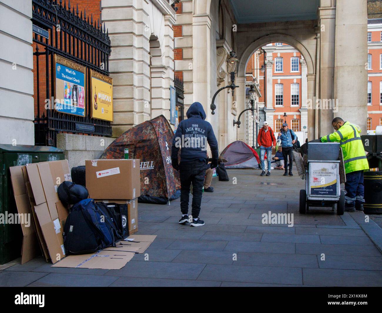 Londres, Royaume-Uni. 17 avril 2024. Les gens vivant dans des tentes près de l'église St Pauls à Covent Garden. Depuis 1824, la loi sur le vagabondage a érigé en crime le fait de dormir dur ou de mendier en Angleterre et au pays de Galles. Les ministres cherchent à remplacer la loi sur le vagabondage vieille de 200 ans de 1824 - qui rend illégal le sommeil dur - par son nouveau projet de loi sur la justice pénale, qui, selon le gouvernement, ciblera plutôt la «mendicité nuisible» crédit : Karl Black/Alamy Live News Banque D'Images