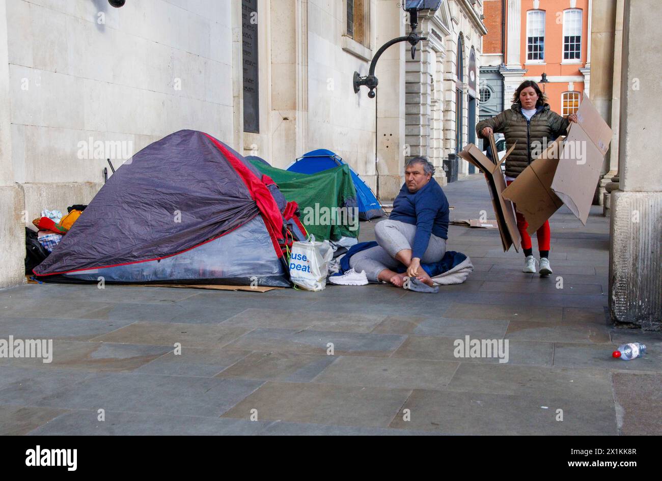 Londres, Royaume-Uni. 17 avril 2024. Les gens vivant dans des tentes près de l'église St Pauls à Covent Garden. Depuis 1824, la loi sur le vagabondage a érigé en crime le fait de dormir dur ou de mendier en Angleterre et au pays de Galles. Les ministres cherchent à remplacer la loi sur le vagabondage vieille de 200 ans de 1824 - qui rend illégal le sommeil dur - par son nouveau projet de loi sur la justice pénale, qui, selon le gouvernement, ciblera plutôt la «mendicité nuisible» crédit : Karl Black/Alamy Live News Banque D'Images