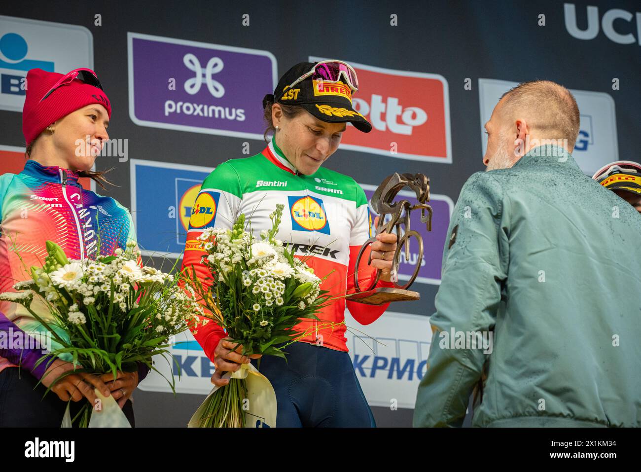 De ronde van Vlaanderen WE(Tour de Flandre), Belgique. Lidl - Trek Champion National Italien célèbre la victoire d'Anvers à Oudenaarde sur 163km Banque D'Images