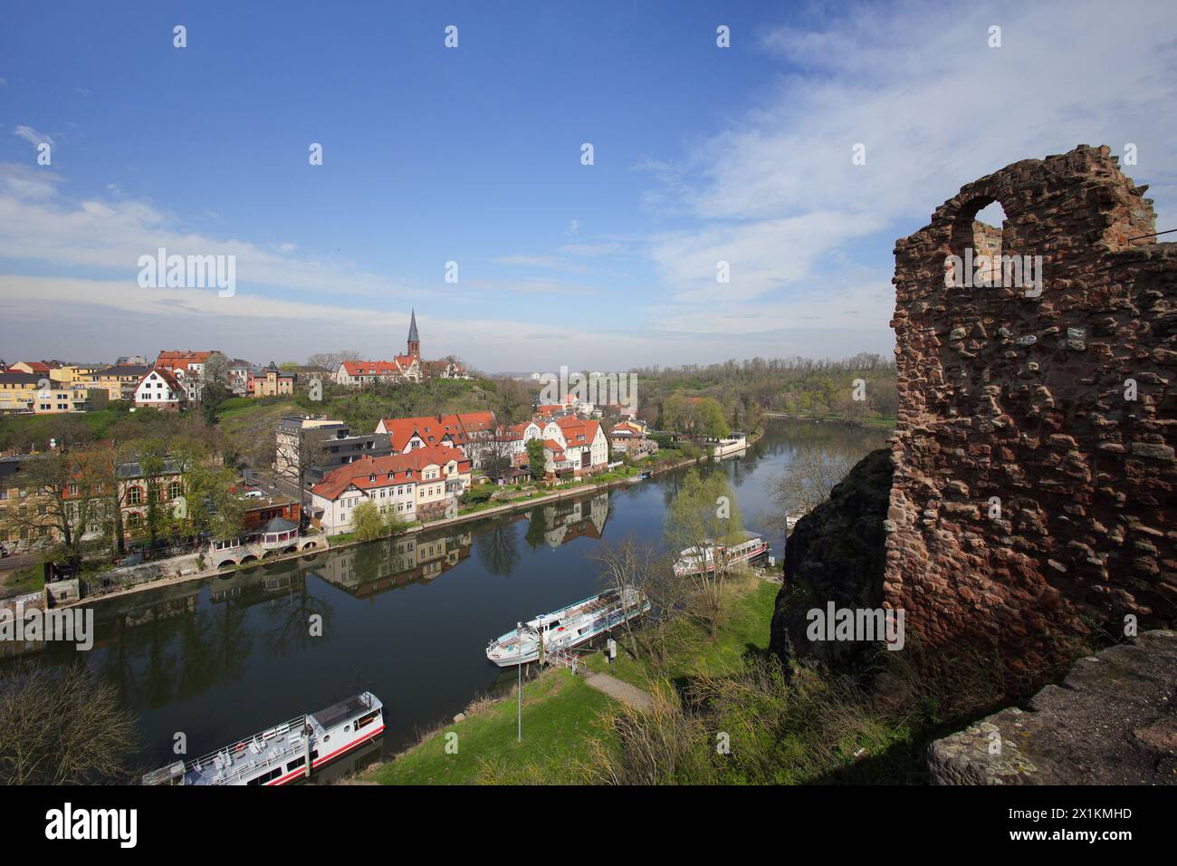 Vue sur la rivière Saale depuis le château de Giebichenstein à Halle - Saale, Saxe Anhalt - Allemagne Banque D'Images