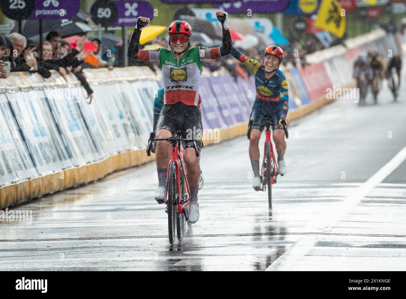 De ronde van Vlaanderen WE(Tour de Flandre), Belgique. Elisa Longo Borghini, championne italienne du Lidl-Trek, célèbre la victoire d'Anvers à Oudenaarde Banque D'Images