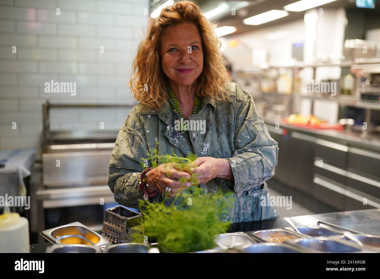 Hambourg, Allemagne. 17 avril 2024. Le chef de la télévision Haya Molcho est dans la cuisine du restaurant 'Neni' dans le 25 heures Hôtel Altes Hafenamt à Hafencity. En collaboration avec la Fondation Abury, le chef de la télévision Haya Molcho a créé une soupe de lentilles qui sera au menu dans tous les restaurants 'Neni' à partir du mois de mai. Une partie des recettes sera reversée à un projet scolaire pour les jeunes femmes au Maroc géré par la Fondation Abury. Crédit : Marcus Brandt/dpa/Alamy Live News Banque D'Images