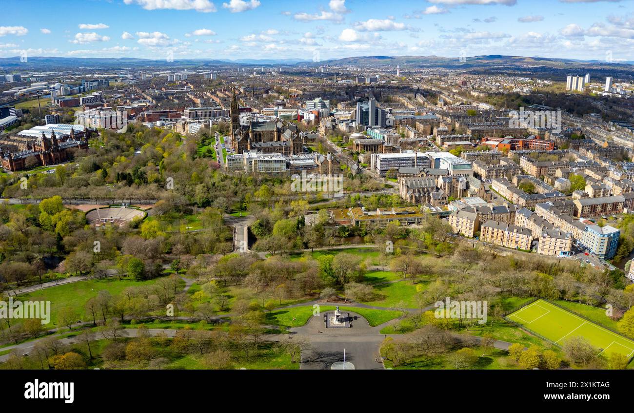 Vue aérienne depuis le drone de Kelvingrove Park en direction du campus de l'Université de Glasgow, Glasgow, Écosse, Royaume-Uni Banque D'Images