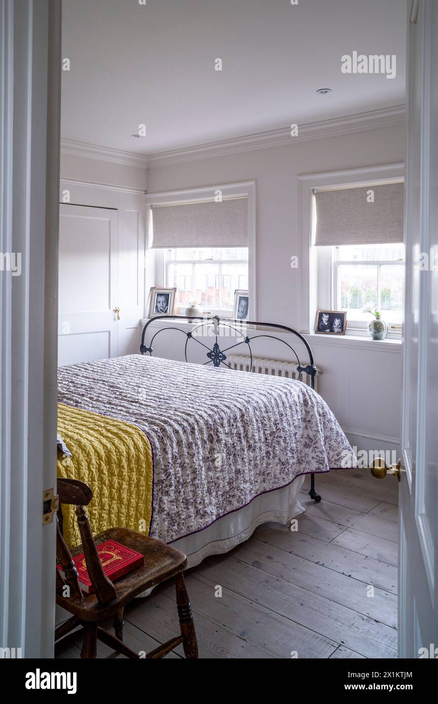 Vue à travers la porte ouverte à la chambre dans l'élégante maison de ville géorgienne Greenwich, Londres, Royaume-Uni Banque D'Images