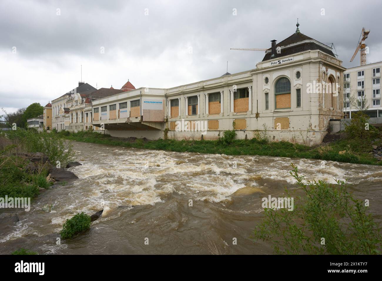 Bad Neuenahr, Allemagne. 17 avril 2024. Le Kurhaus est toujours gravement endommagé. En juillet 2021, les inondations catastrophiques ont causé d'énormes dégâts et 135 personnes ont perdu la vie le long de l'Ahr. Crédit : Thomas Frey/dpa/Alamy Live News Banque D'Images