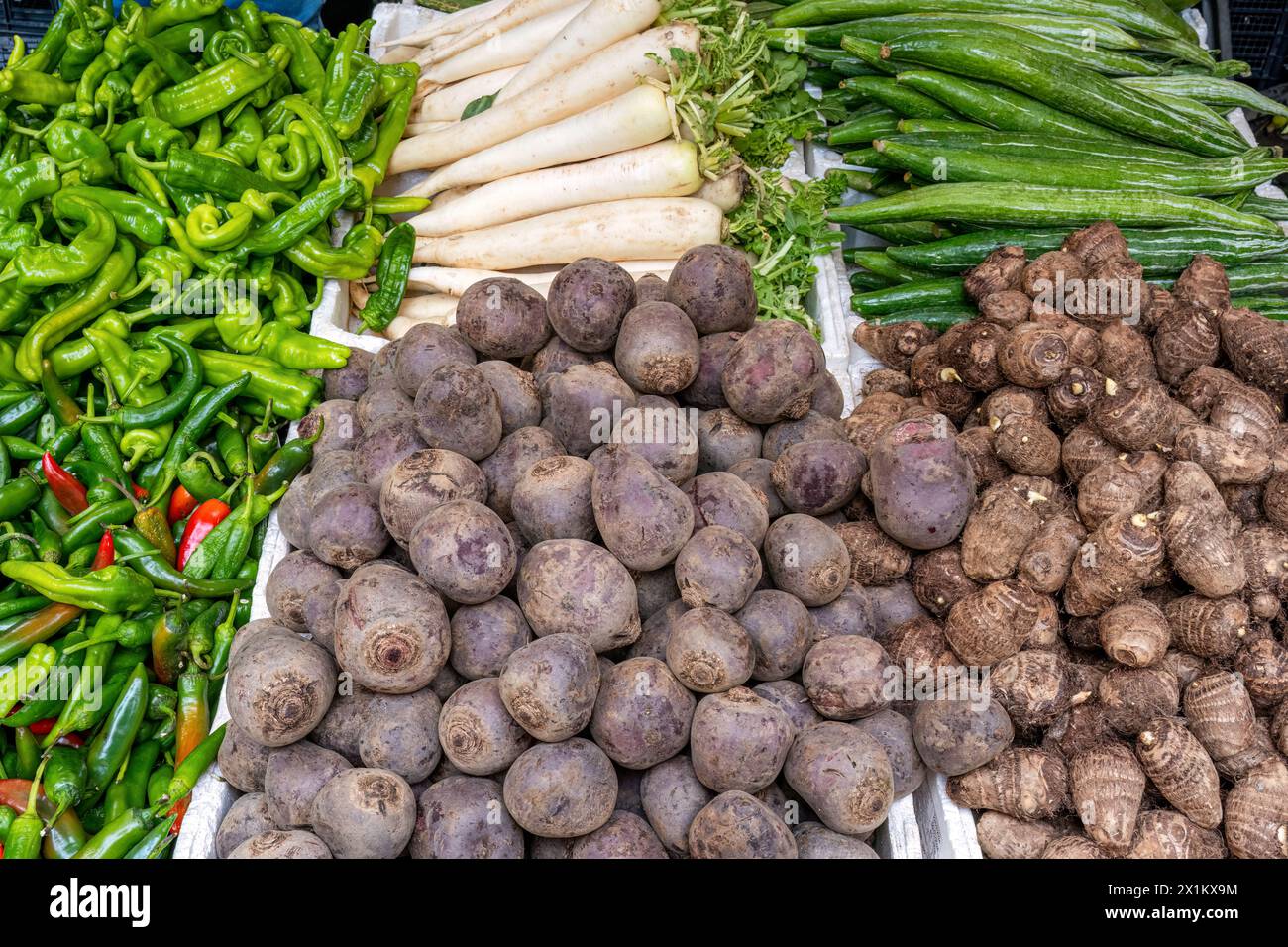 Piments, betteraves rouges et autres légumes en vente sur un marché Banque D'Images