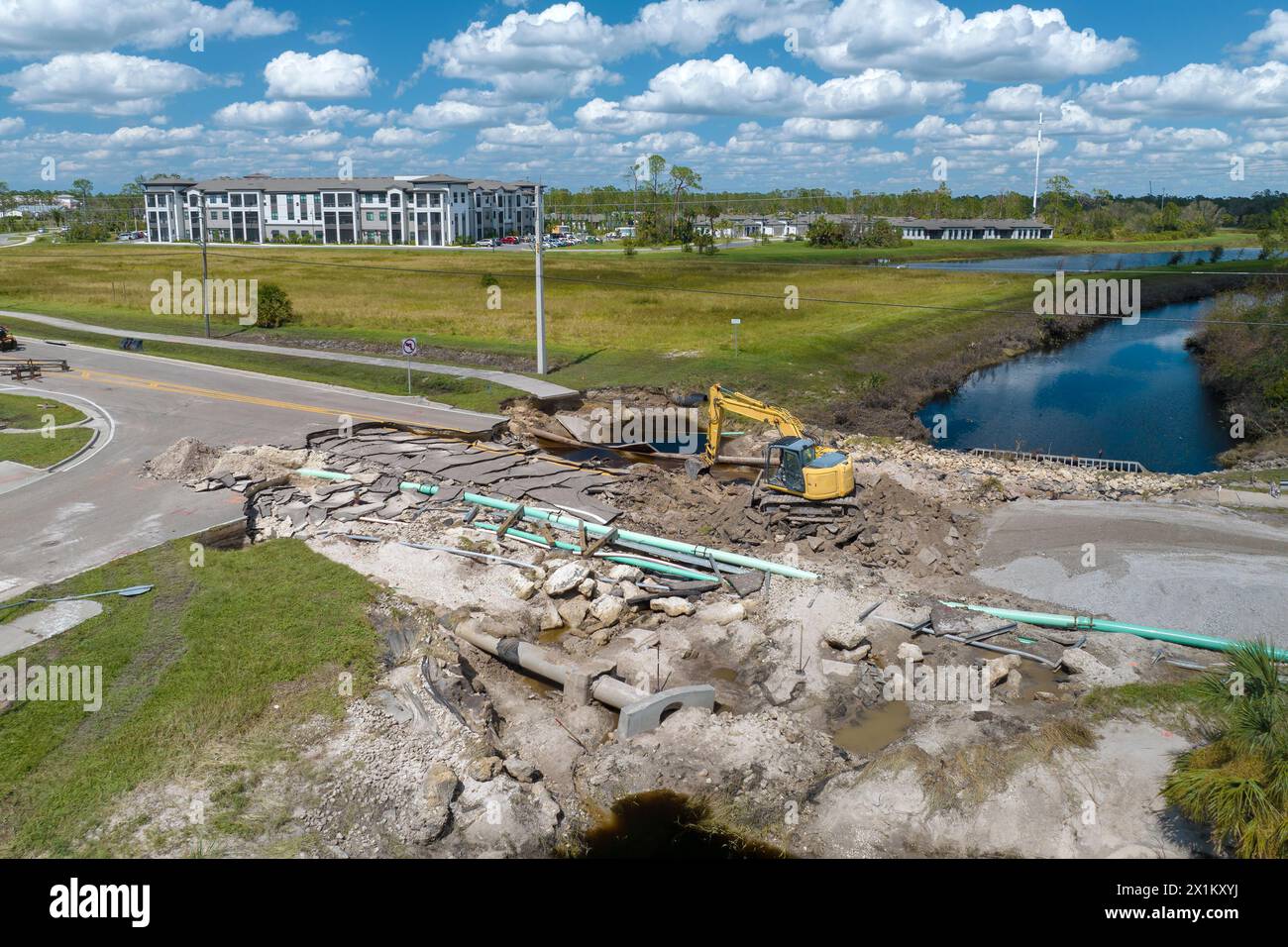 Matériel de construction sur le chantier. Reconstruction du pont routier endommagé détruit par la rivière après que les eaux d'inondation ont emporté l'asphalte. Reconstruction Banque D'Images