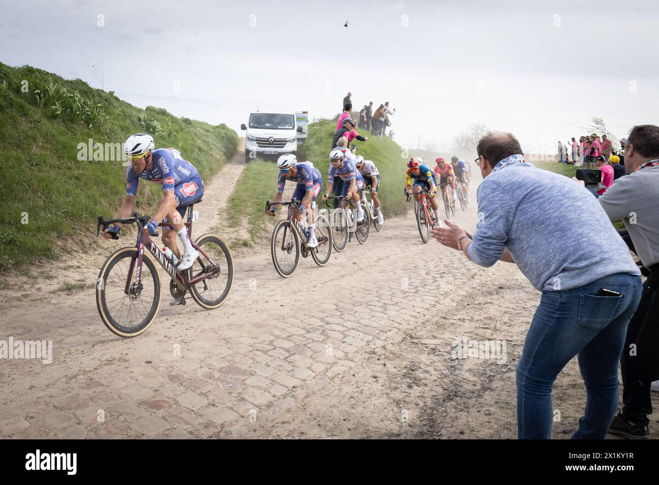 Paris - Roubaix, 2024. L’Enfer du Nord 121ème édition Alpecin - Deceuninck mène le groupe de distraction au pavé secteur 22 - Maing Compiègne à Roubaix, F Banque D'Images