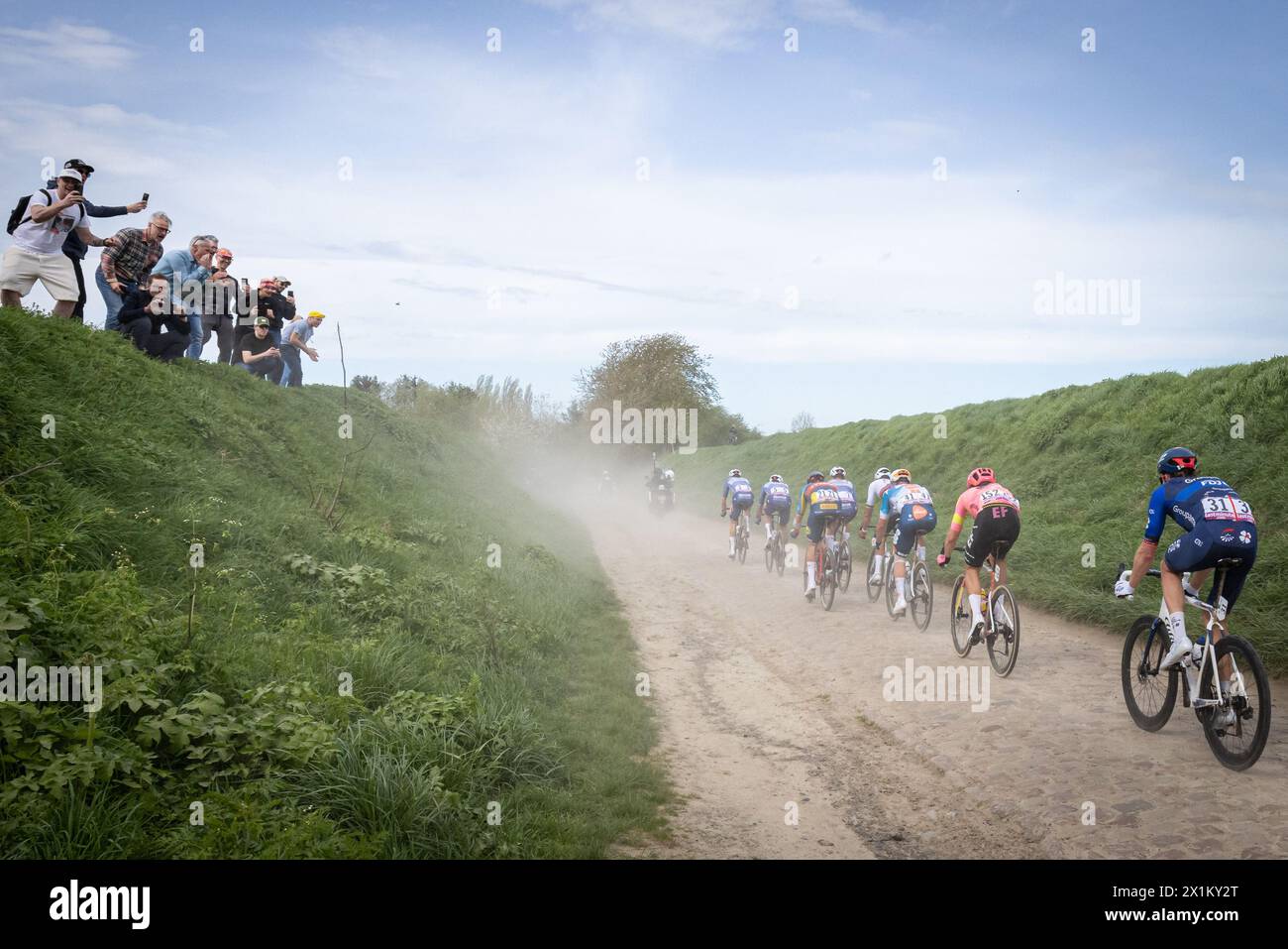 Paris - Roubaix, 2024. L’Enfer du Nord 121ème édition Alpecin - Deceuninck mène le groupe de distraction au pavé secteur 22 - Maing Compiègne à Roubaix, F Banque D'Images