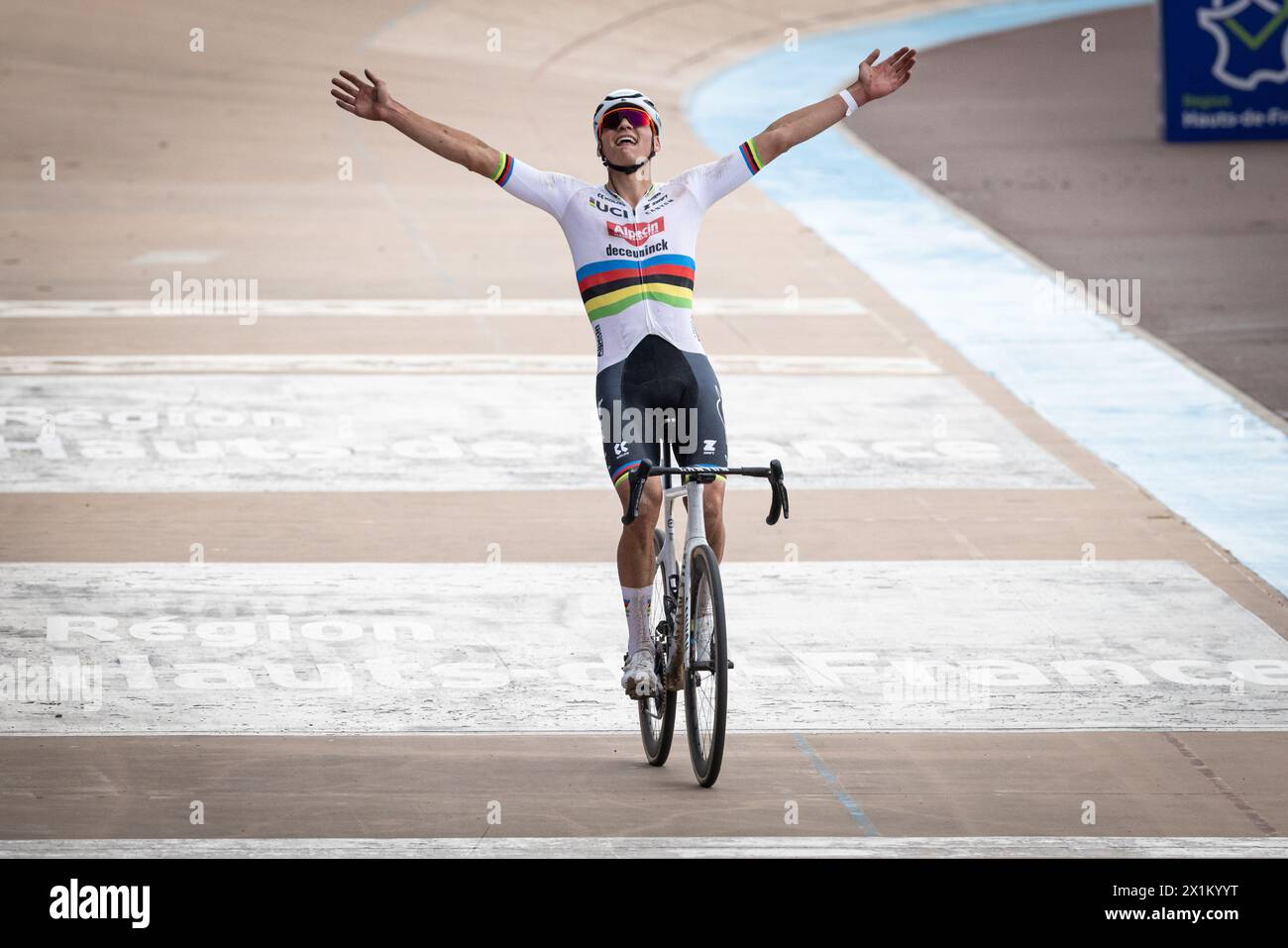 Paris - Roubaix, 2024. L’Enfer du Nord 121ème édition Alpecin - Mathieu Van Der Poel, champion du monde de Deceuninck, remporte Paris Roubaix 2024 Compiègne à Banque D'Images