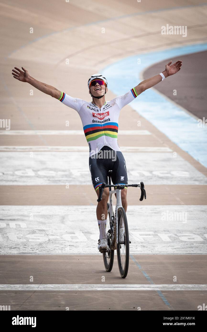 Paris - Roubaix, 2024. L’Enfer du Nord 121ème édition Alpecin - Mathieu Van Der Poel, champion du monde de Deceuninck, remporte Paris Roubaix 2024 Compiègne à Banque D'Images