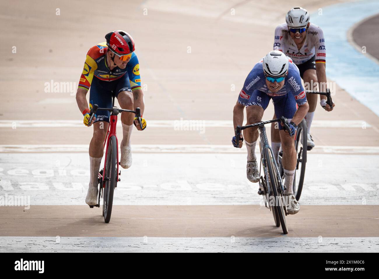 Paris - Roubaix, 2024. L’Enfer du Nord 121e édition le sprint pour les deuxième et troisième places sur le podium. Mads Pedersen de Lidl - Trek, Nils Politt de UA Banque D'Images