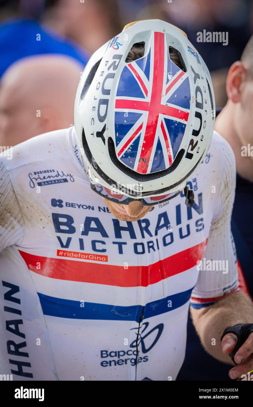 Paris - Roubaix, 2024. L’Enfer du Nord 121e édition Fred Wright de Bahreïn victorieux montrant son casque British National Champions Union Jack Compi Banque D'Images