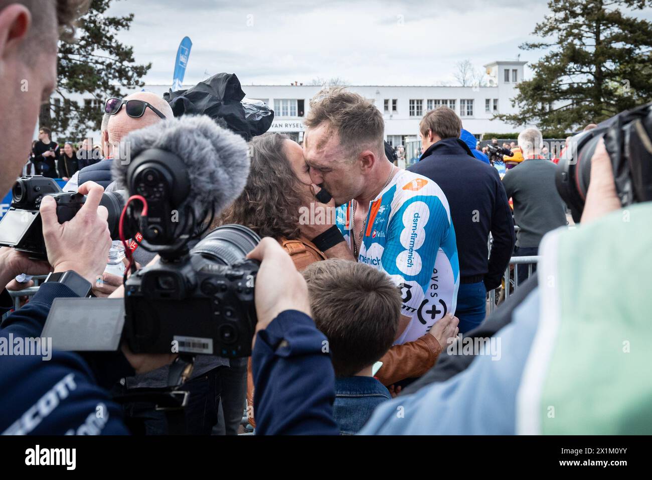 Paris - Roubaix, 2024. L’Enfer du Nord 121st Edition Team DSM - John Degenkolb de Firmenich POSTNL embrasse sa femme après la course Compiègne à Roubaix, Franc Banque D'Images