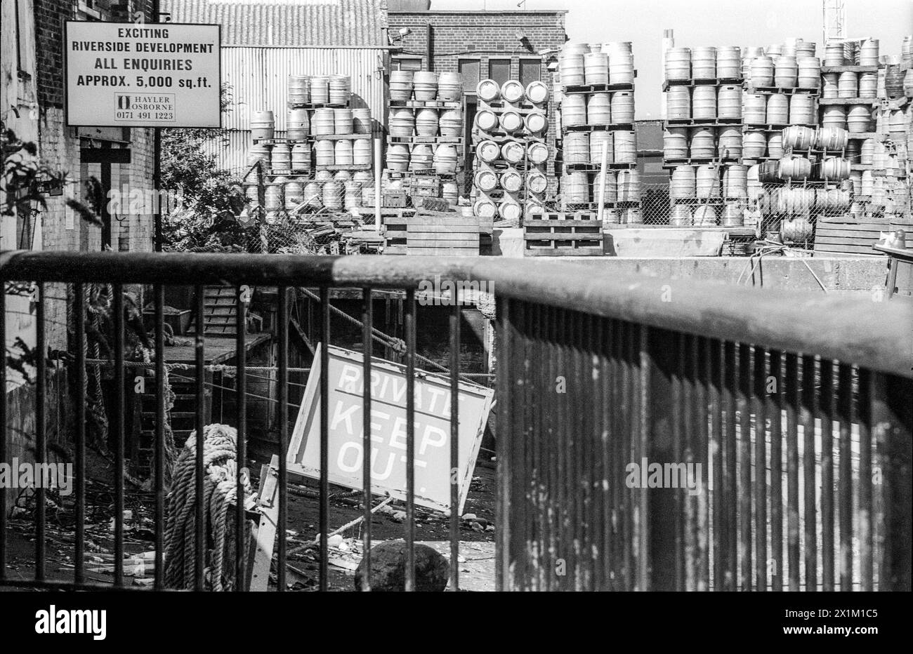 Une image d'archives des années 1990 sur la rive sud de la Tamise entre Greenwich et Deptford Creek montre un panneau d'agents immobiliers offrant un développement riverain passionnant. Banque D'Images