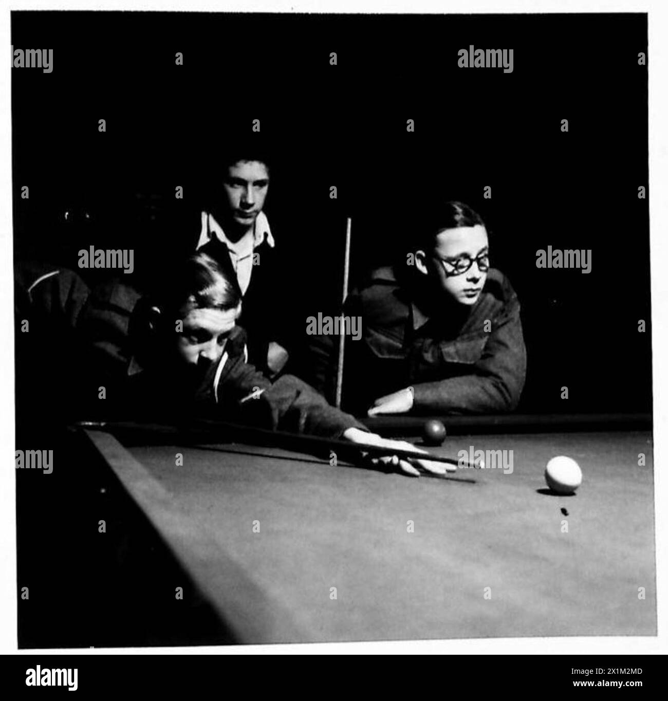 Les membres de la Force des cadets de l'Armée participent à des sports intérieurs, y compris le snooker, dans le cadre des activités récréatives offertes au club. Banque D'Images